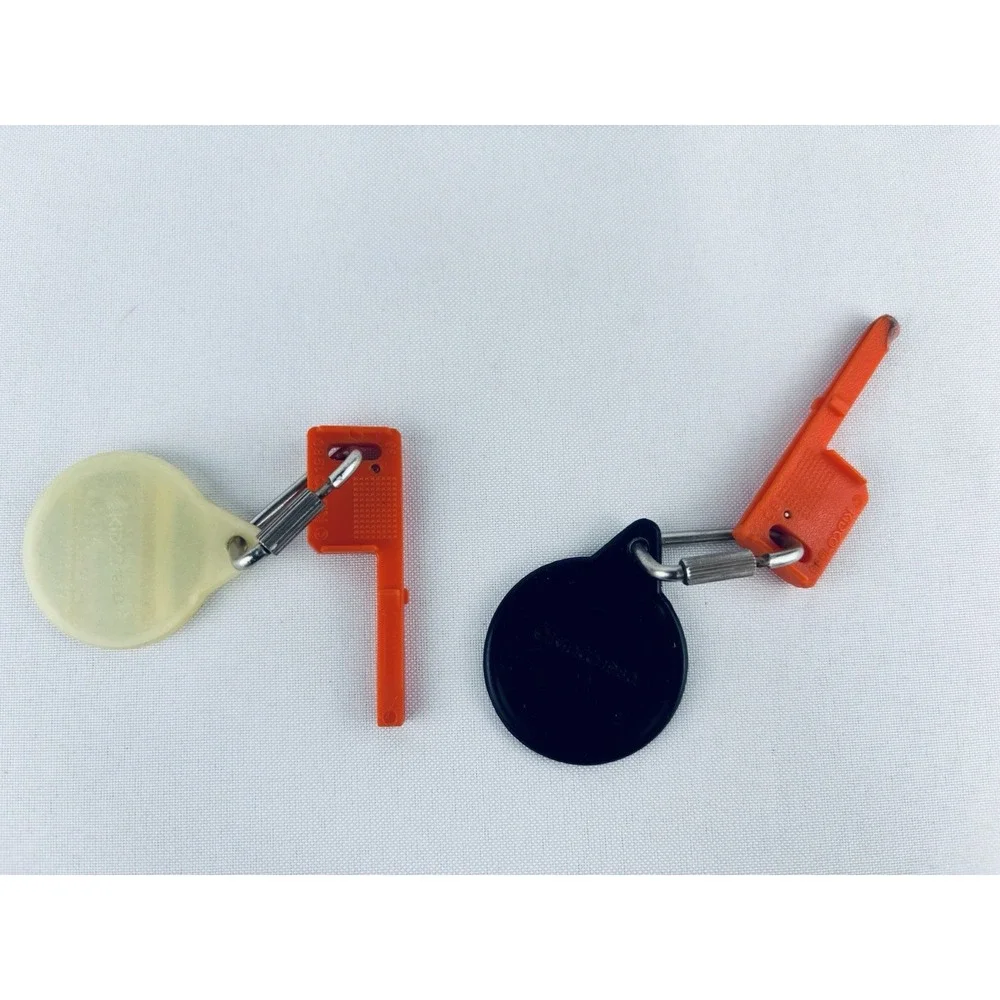 Lot Of 2 Vintage 1980 Kidco Burnin Keys And Key Chains Racing Rig - Black Magic‎